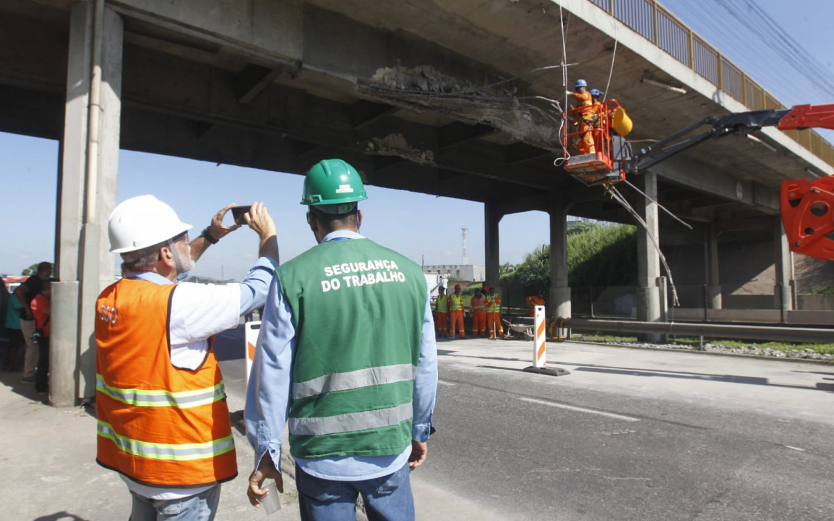 Técnicos realizam vistoria e limpeza do viaduto; Via Dutra precisou ser interditada para o serviço - Reginaldo Pimenta/Agência O DIA