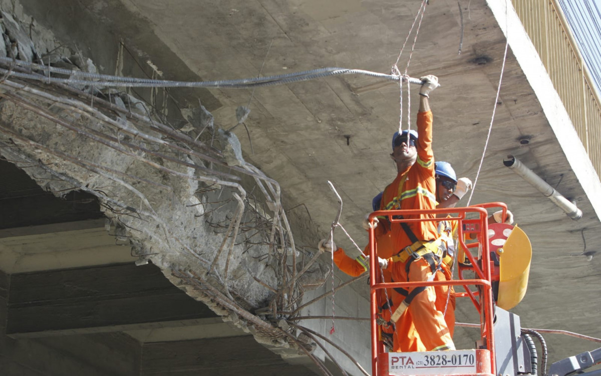 Técnicos realizam vistoria e limpeza do viaduto; Via Dutra precisou ser interditada para o serviço - Reginaldo Pimenta/Agência O DIA