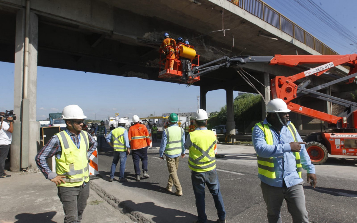 Técnicos realizam vistoria e limpeza do viaduto; Via Dutra precisou ser interditada para o serviço - Reginaldo Pimenta/Agência O DIA