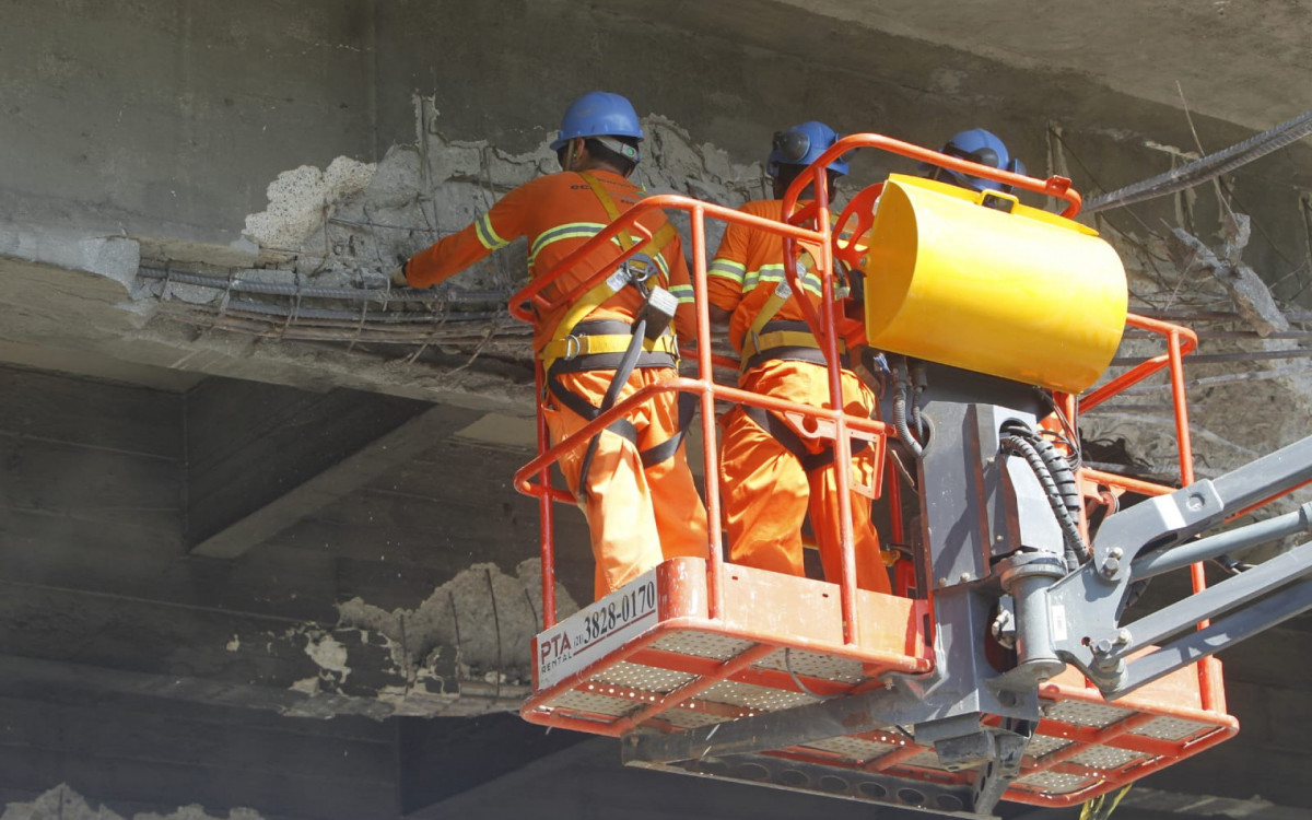 Técnicos realizam vistoria e limpeza do viaduto; Via Dutra precisou ser interditada para o serviço - Reginaldo Pimenta/Agência O DIA