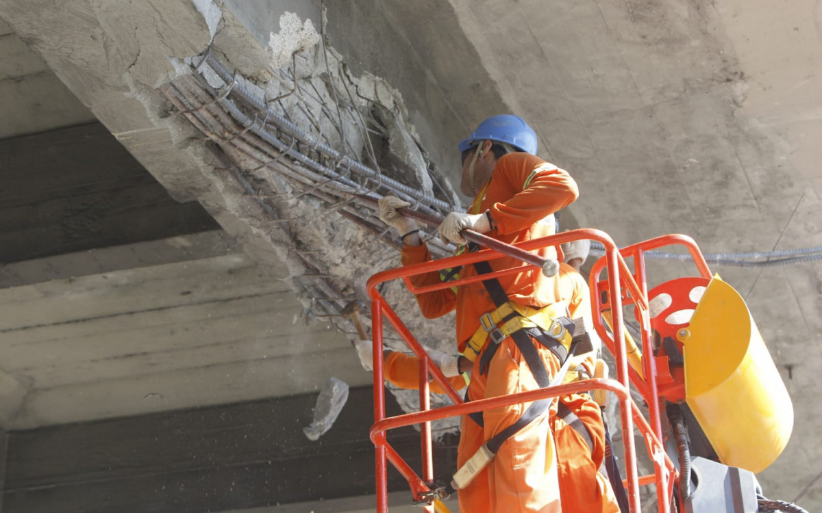 Técnicos realizam vistoria e limpeza do viaduto; Via Dutra precisou ser interditada para o serviço - Reginaldo Pimenta/Agência O DIA