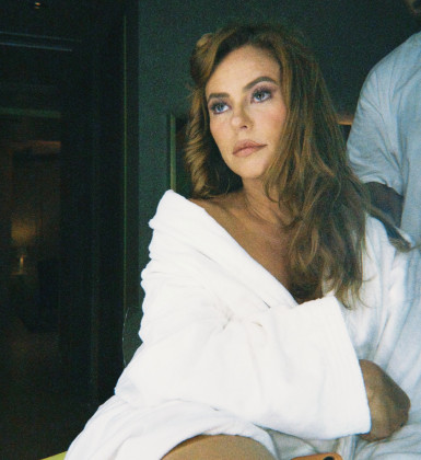 Paolla Oliveira posa de roupão e mostra bastidores