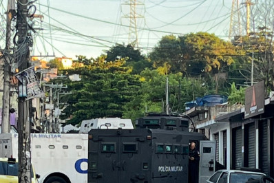 PM instala blocos de concreto nos acessos ao Complexo do Alemão