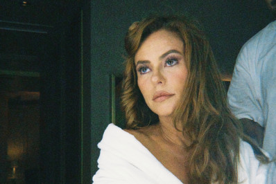 Paolla Oliveira posa de roupão e mostra bastidores antes de premiação