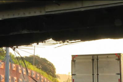 Carreta colide em viaduto e interdita via Dutra, em Nova Iguaçu