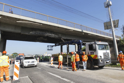 Carreta colide em viaduto e interdita via Dutra, em Nova Iguaçu