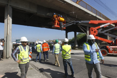 Carreta colide em viaduto e interdita pista da Via Dutra, em Nova Iguaçu
