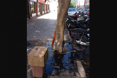 Moradores reclamam de esgoto a céu aberto em rua movimentada de Cabo Frio