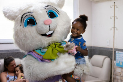  ‘Coelho da Páscoa’ leva alegria a crianças no Hospital do Retiro 