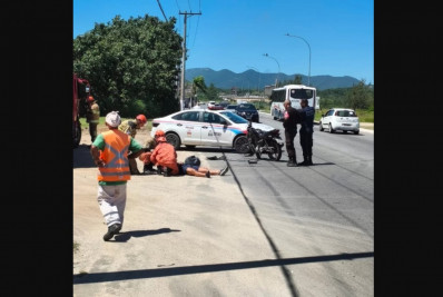 Acidente entre moto e carro deixa ferido na RJ-140, em Arraial do Cabo