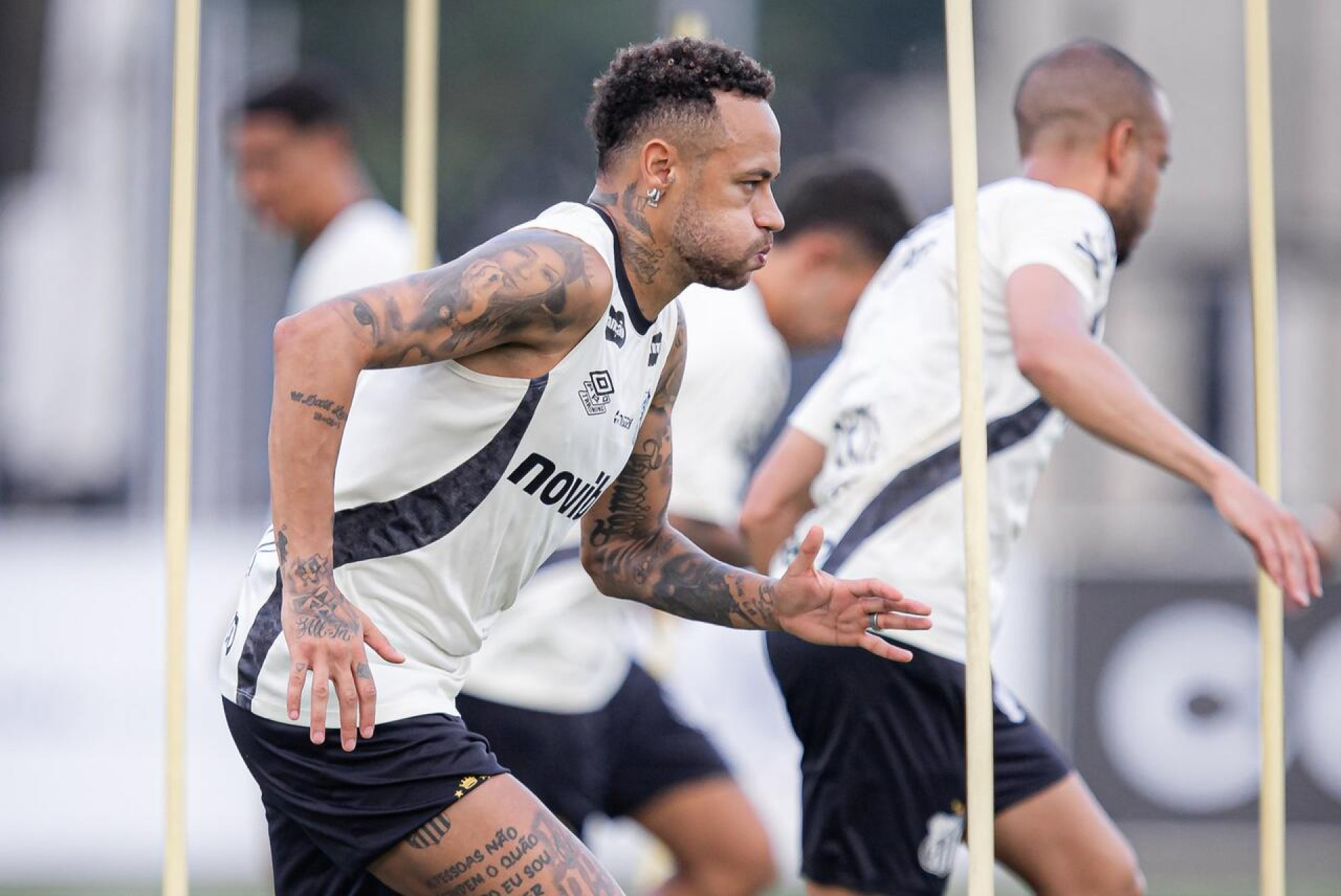 Neymar e Mayke desfalcam treino t&eacute;cnico do Santos