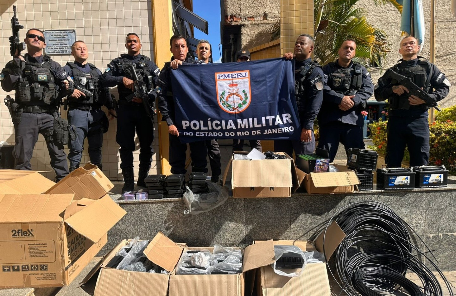 Polícia apreende material utilizado por empresa clandestina de telecomunicação em Três Rios