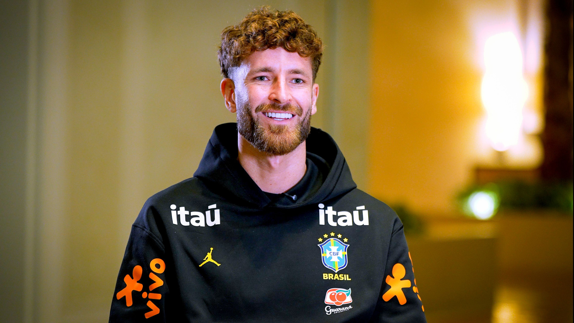 Jogadores comemoram primeira partida pela seleção brasileira