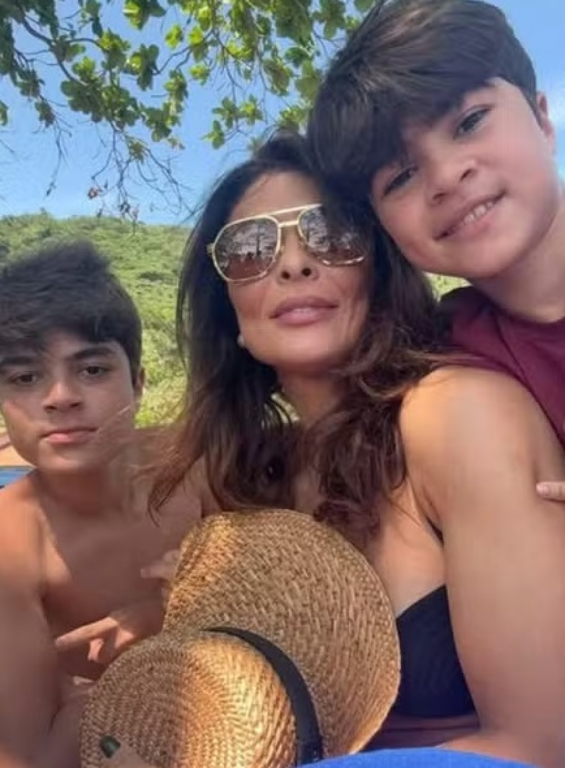 Juliana Paes comemora 47 anos com surpresas da família e declarações dos filhos
