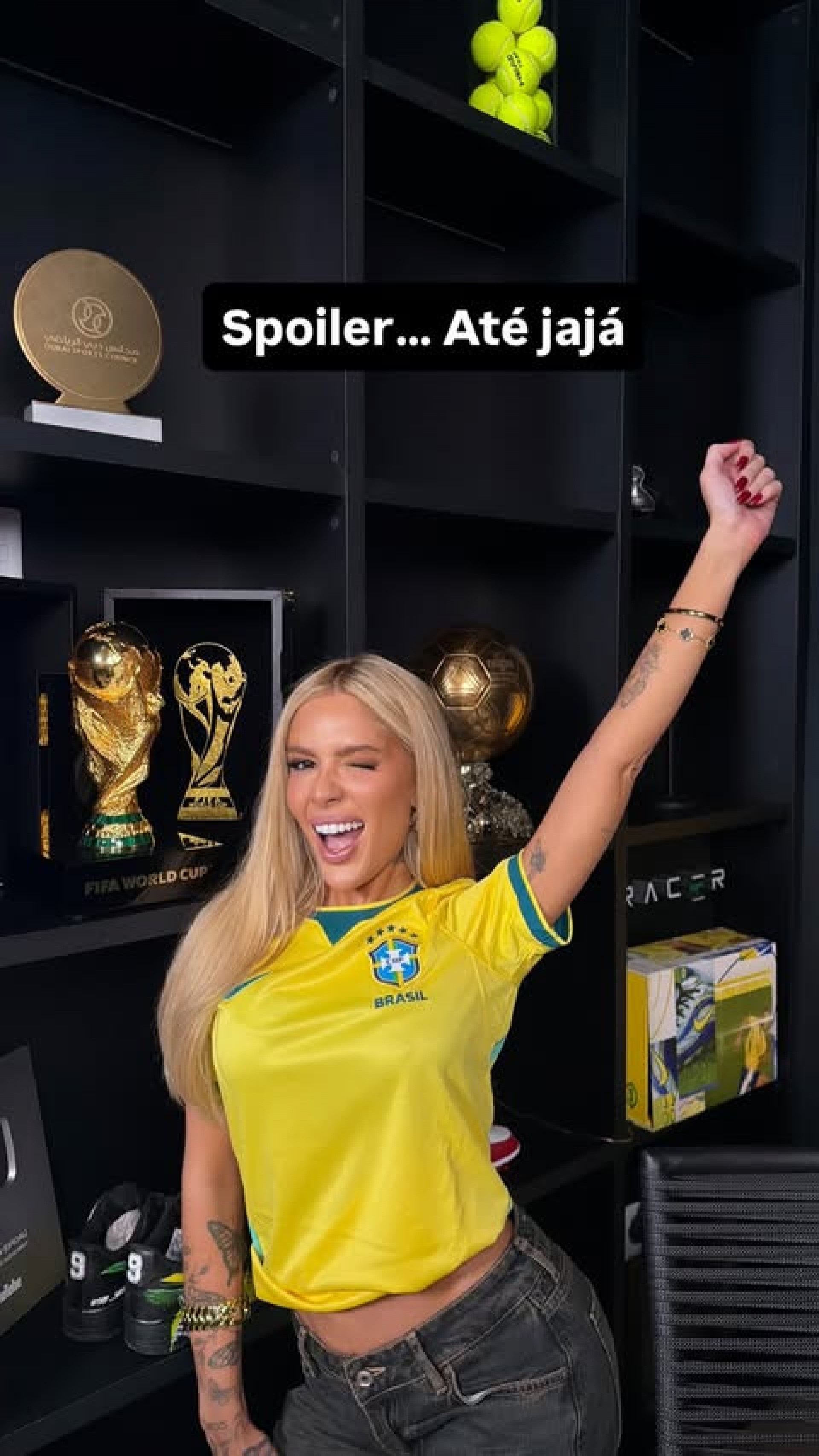 Karoline Lima aparece com camisa da Seleção antes de jogo com Léo Pereira