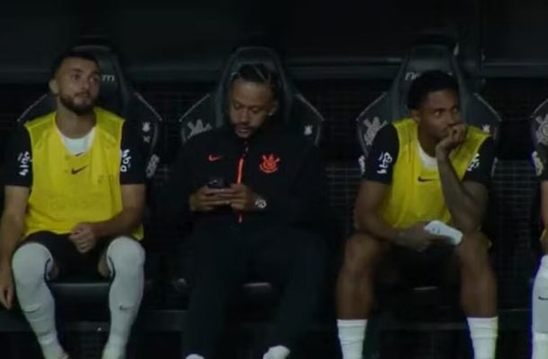 Depay &eacute; denunciado por uso de celular no banco durante Corinthians e Flamengo
