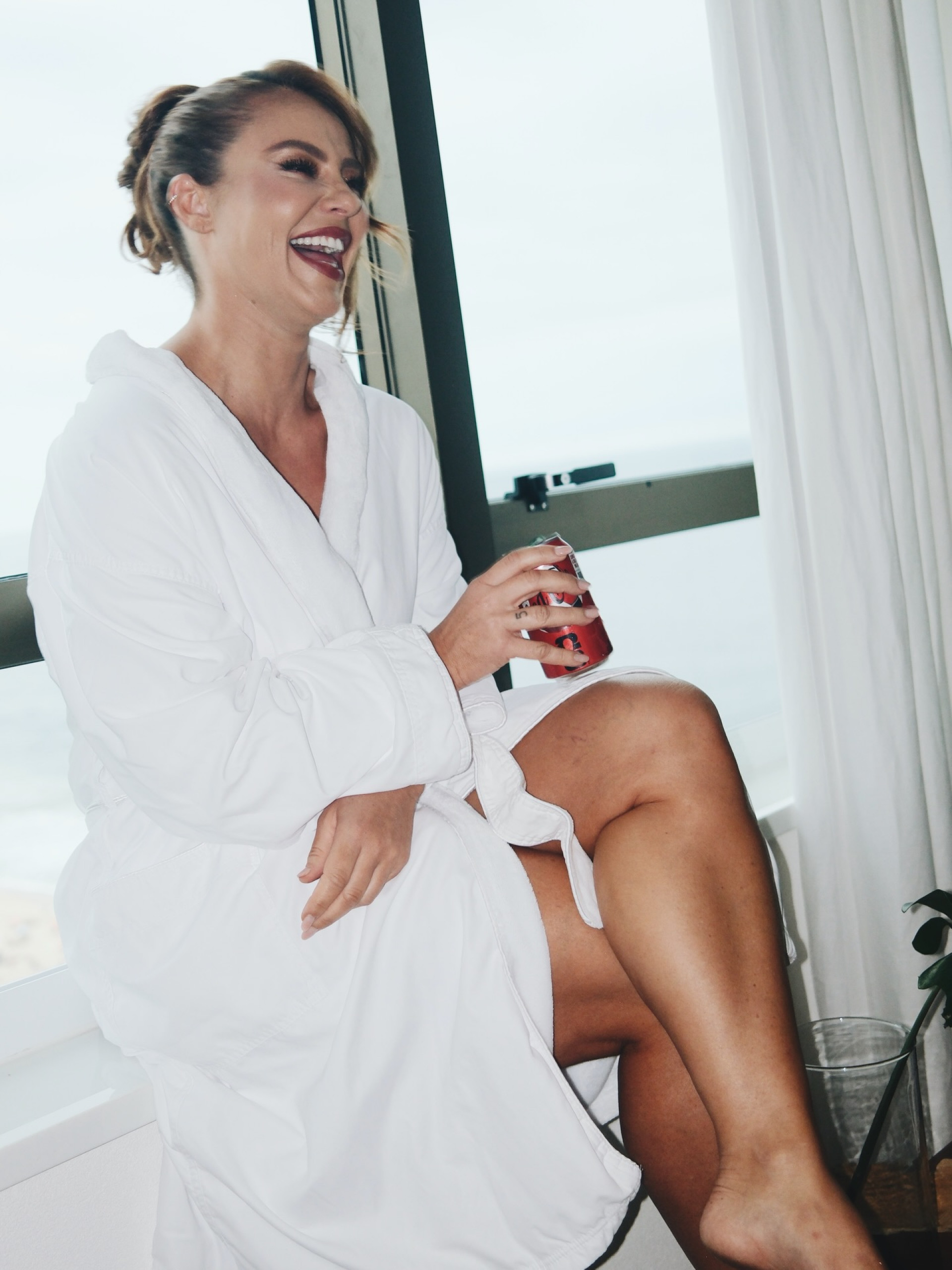 Paolla Oliveira posa de roupão e mostra bastidores antes de premiação - Reprodução Instagram