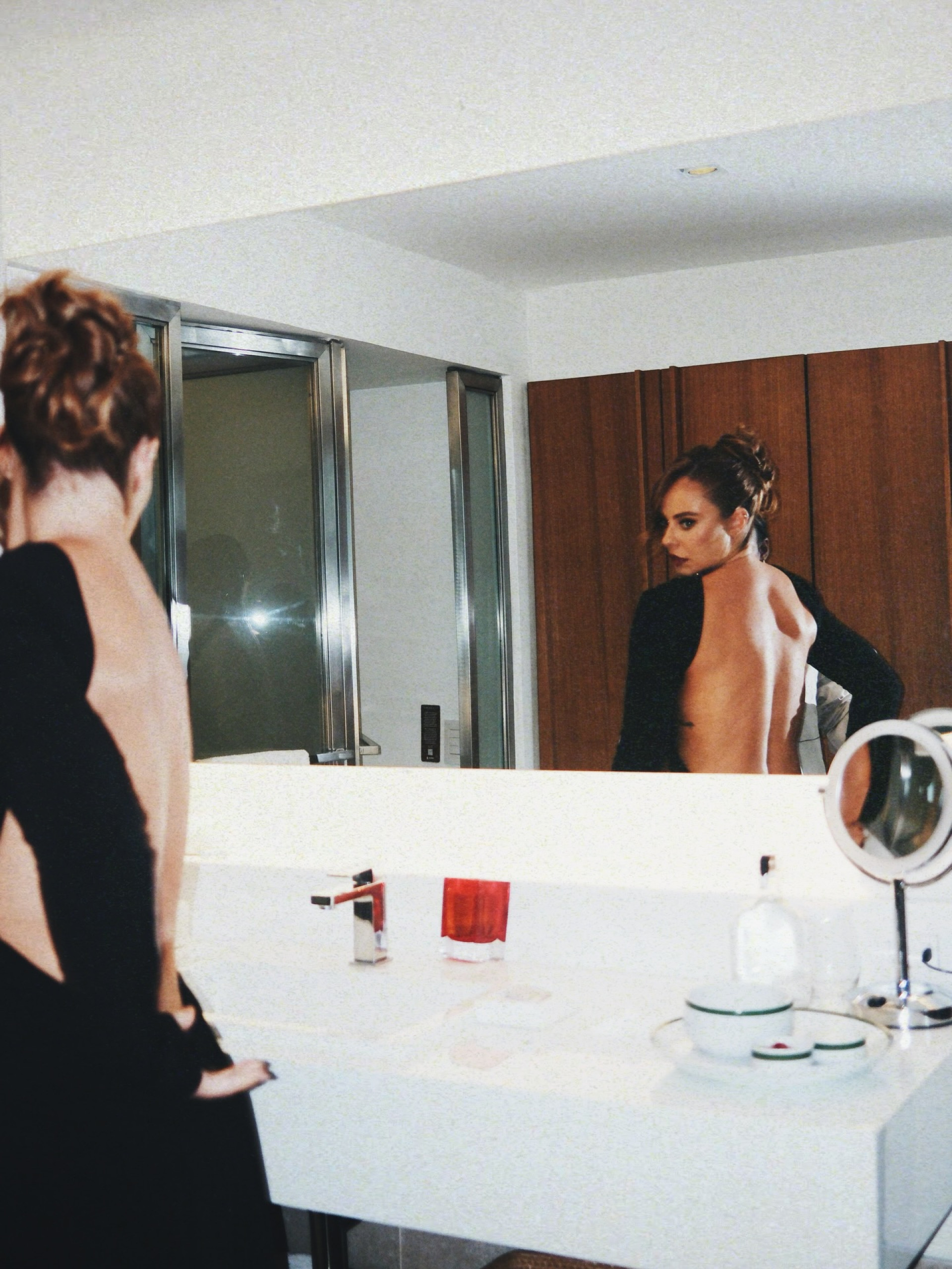 Paolla Oliveira posa de roupão e mostra bastidores antes de premiação - Reprodução Instagram