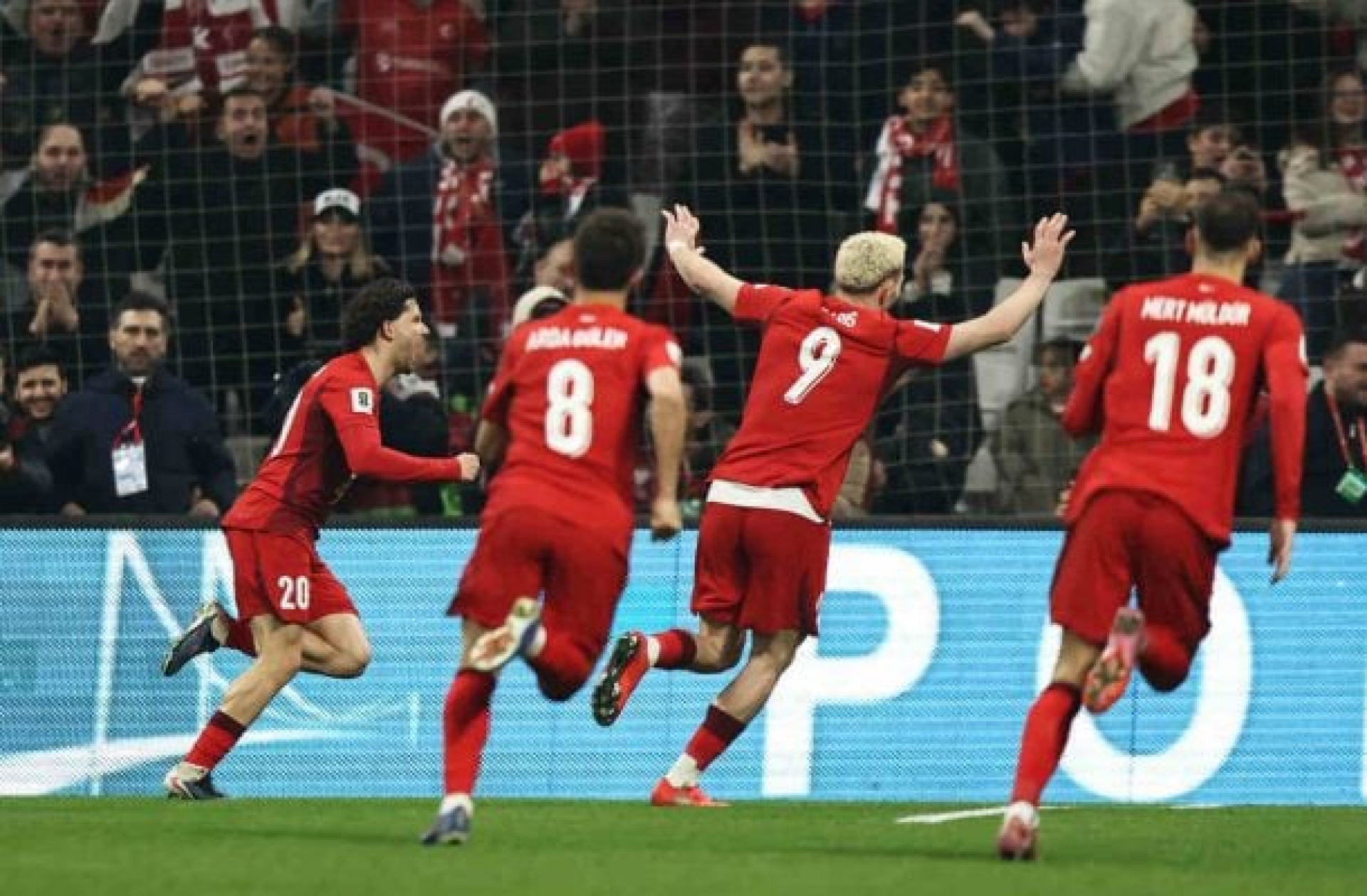 Turquia vence Rom&ecirc;nia e avan&ccedil;a &agrave; final da repescagem europeia