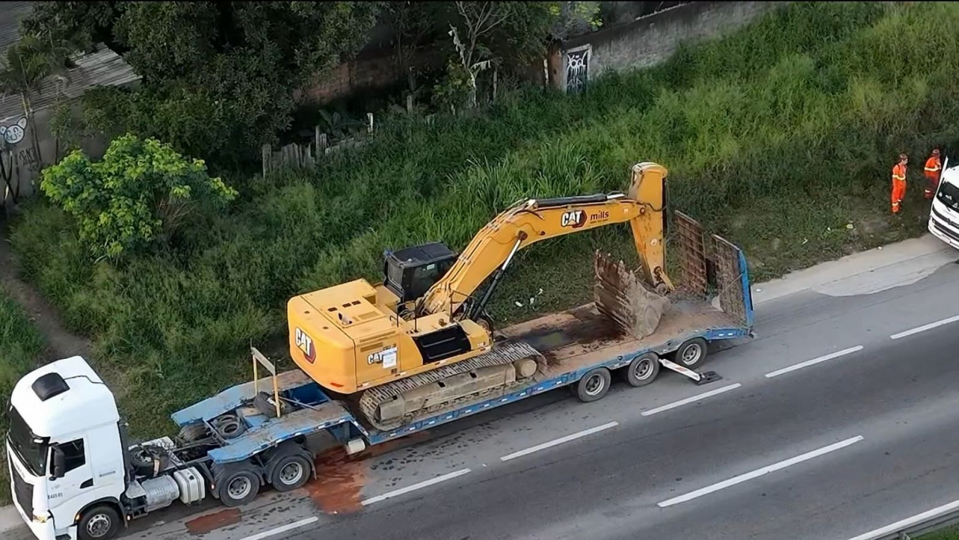 Carreta transportava escavadeira e colidiu no viaduto - Reprodução/BDRJ