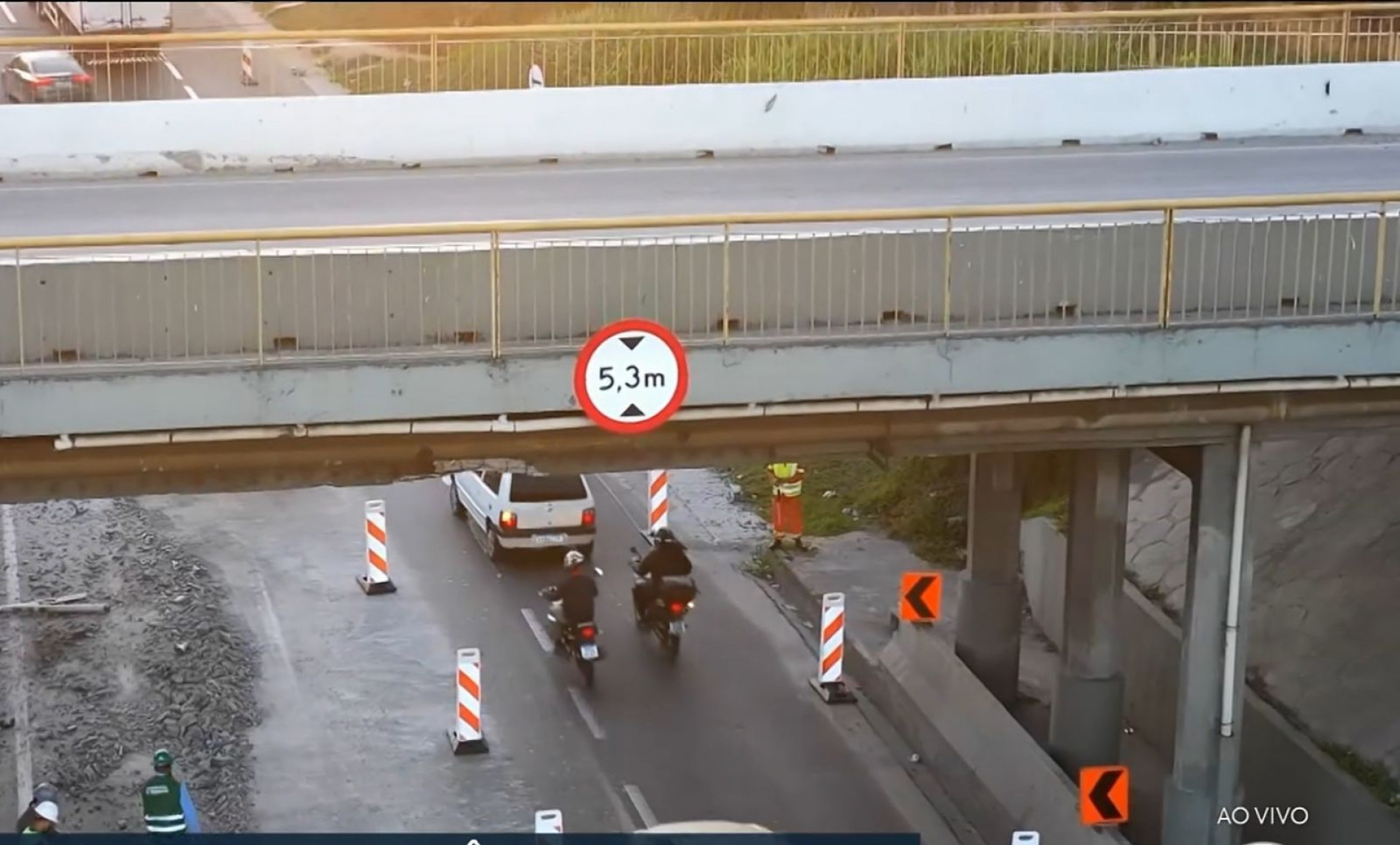 Carreta colidiu e danificou viaduto na Via Dutra - Reprodução/BDRJ