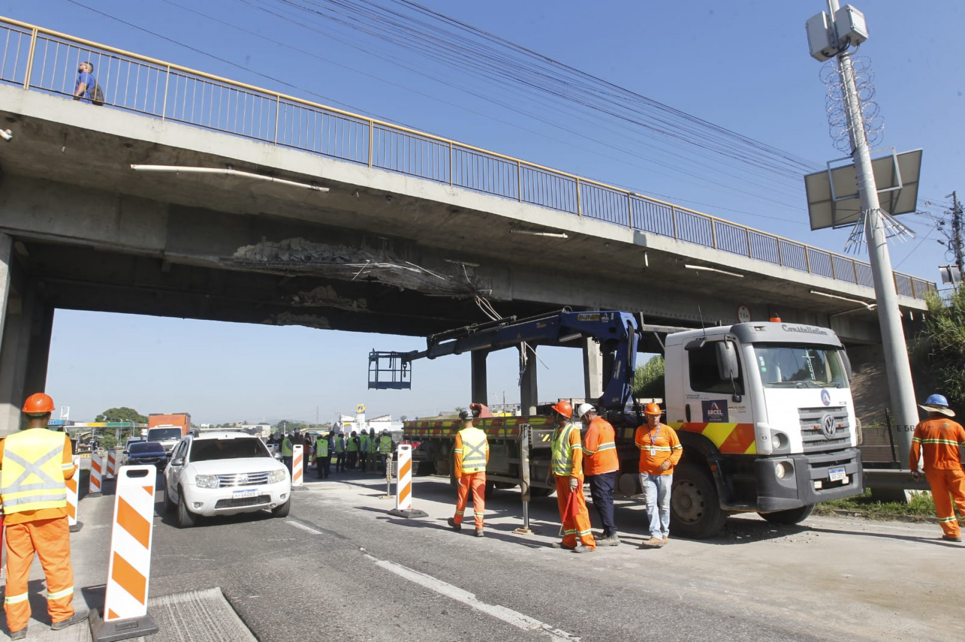 Via Dutra ficou parcialmente interditada após carreta colidir em viaduto - Reginaldo Pimenta/Agência O DIA