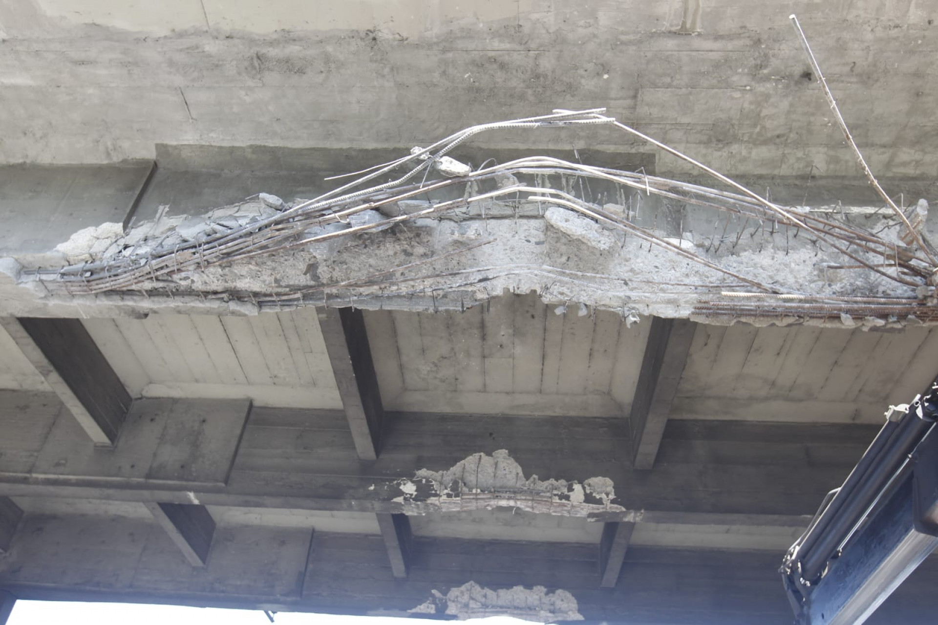 Viaduto na via Dutra ficou danificado após colisão de carreta - Reginaldo Pimenta/Agência O DIA