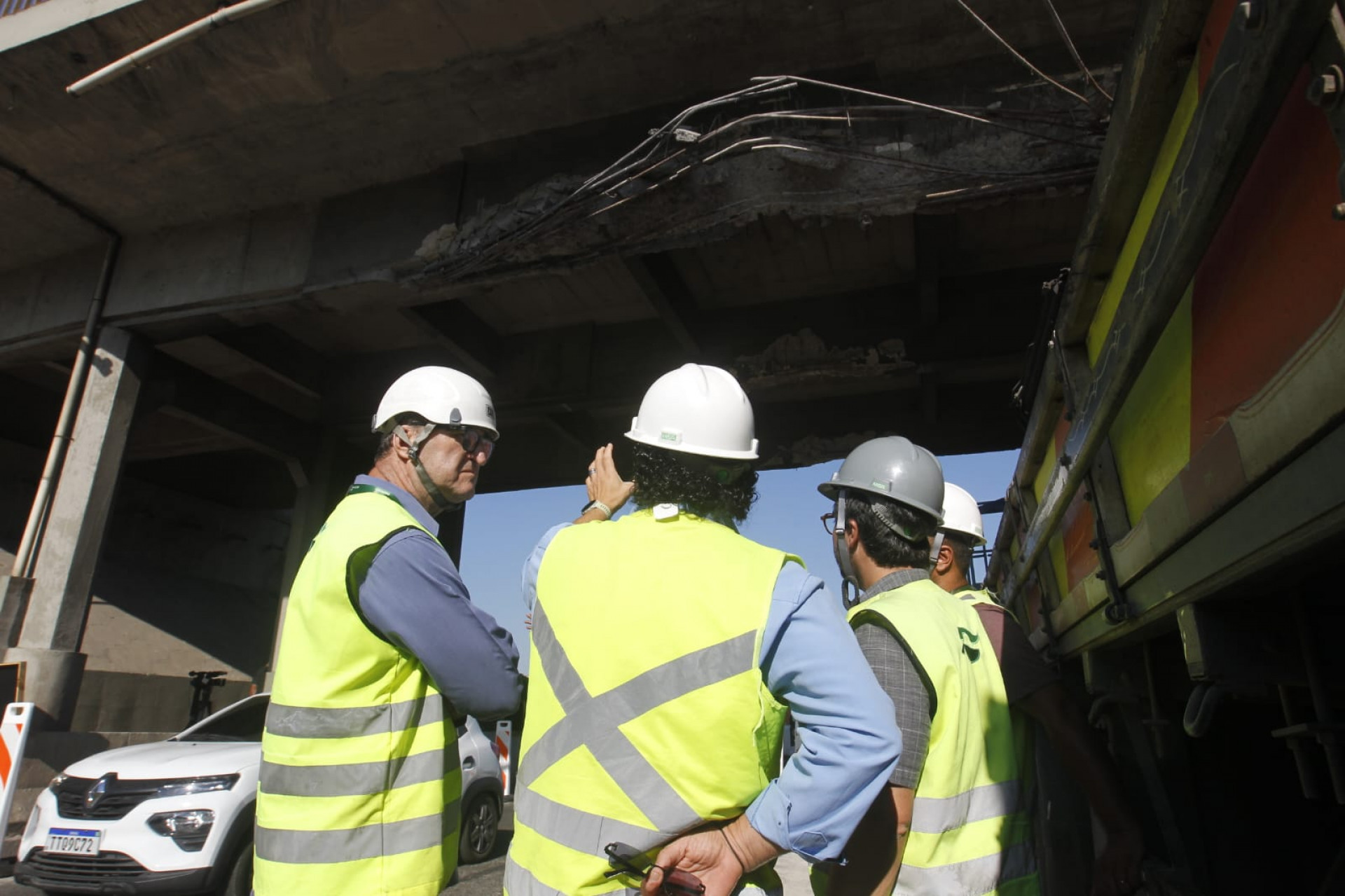 Técnicos da Ecovias realizam vistoria no local após caminhão colidir em viaduto - Reginaldo Pimenta/Agência O DIA