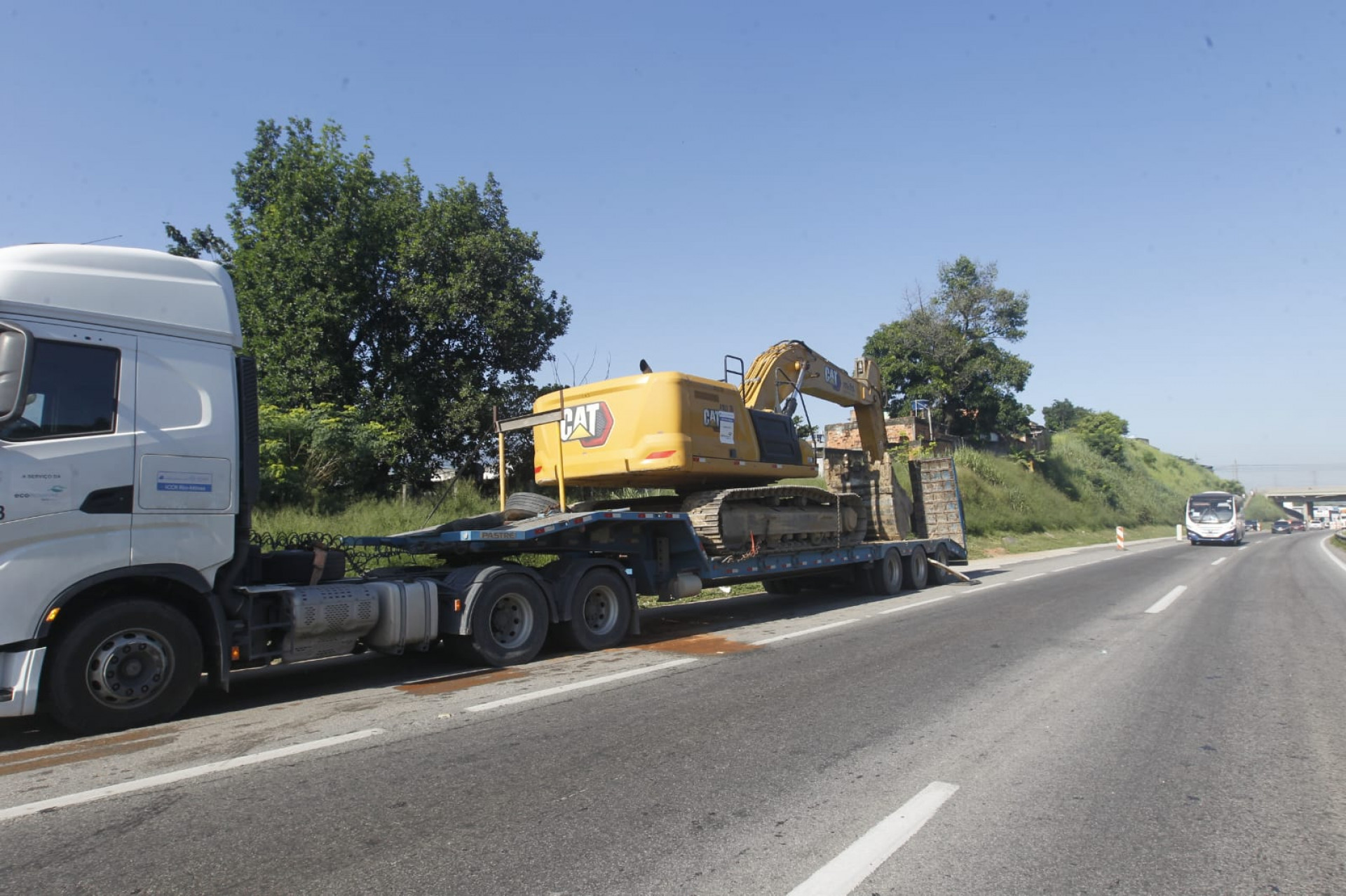 Carreta que colidiu no viaduto sobre a Via Dutra transportava escavadeira - Reginaldo Pimenta/Agência O DIA
