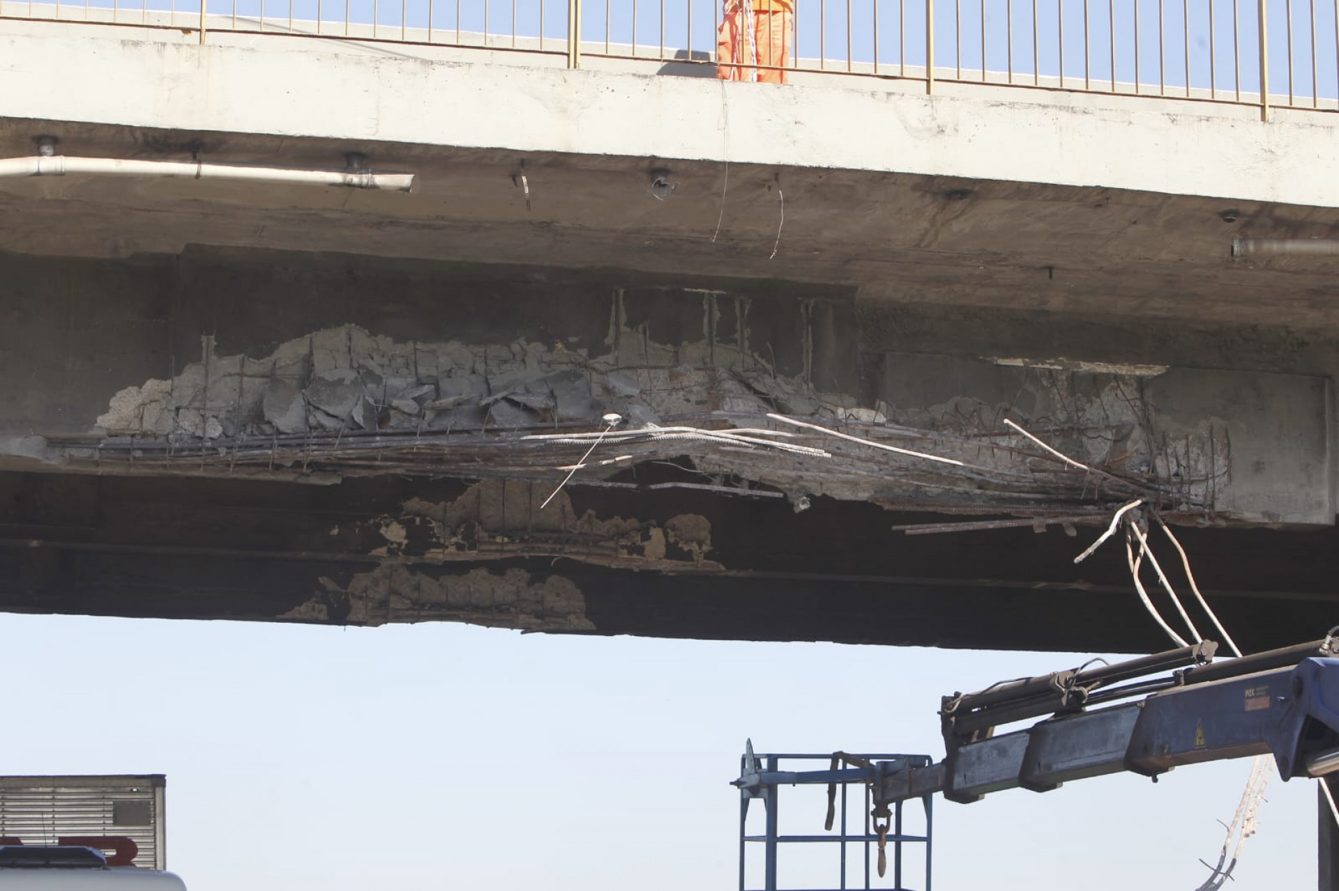 Viaduto na via Dutra ficou danificado após colisão de carreta - Reginaldo Pimenta/Agência O DIA