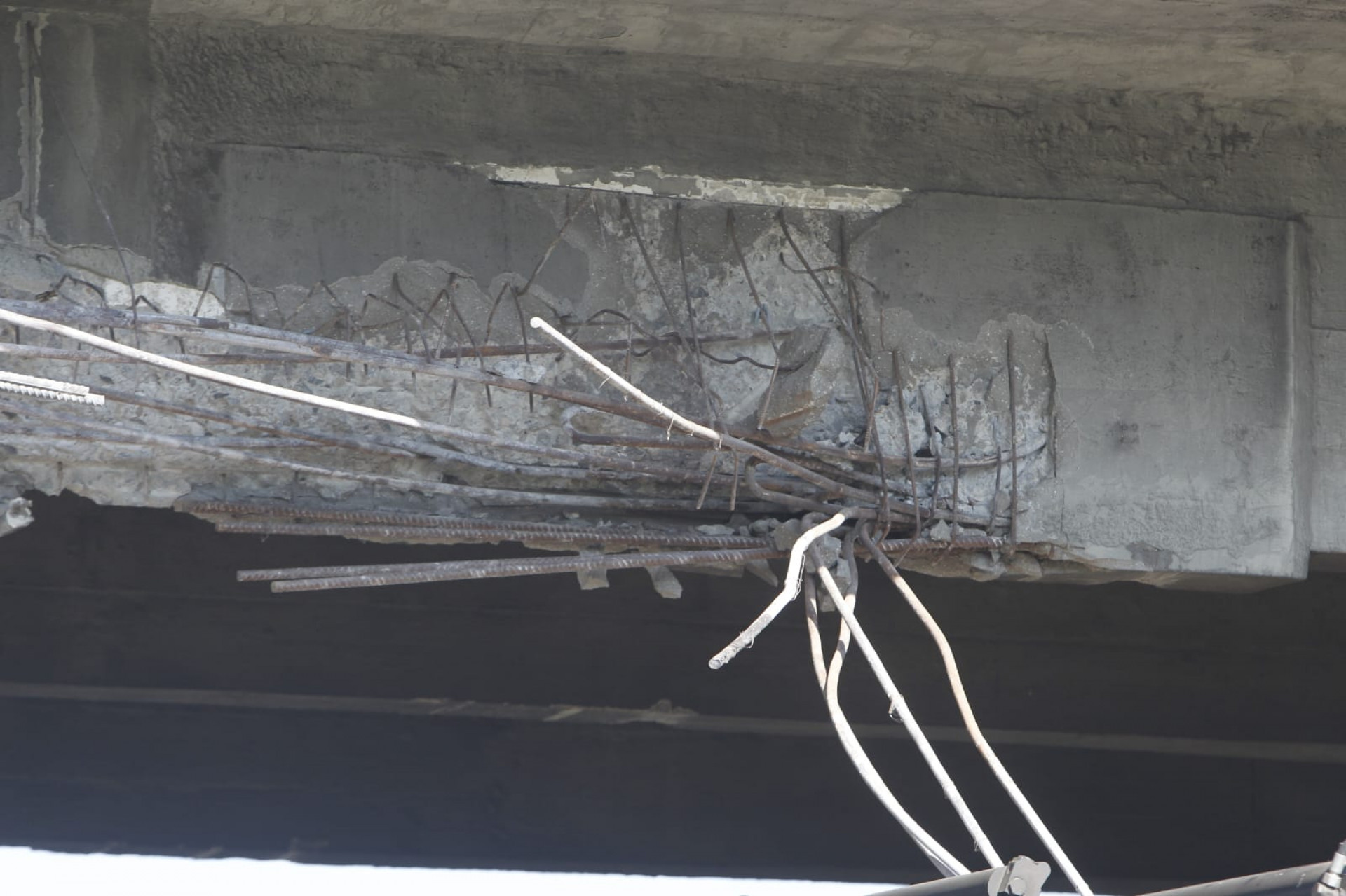 Viaduto na via Dutra ficou danificado após colisão de carreta - Reginaldo Pimenta/Agência O DIA