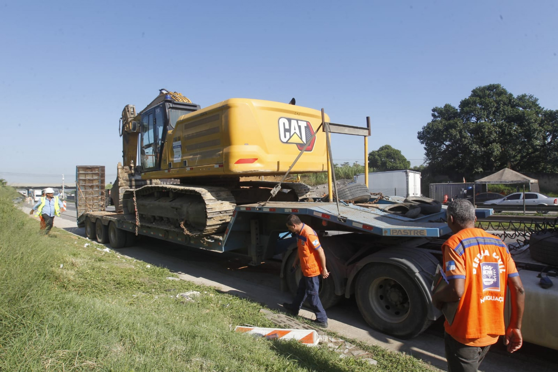 Técnicos da Defesa Civil estão no local após caminhão colidir em viaduto na via Dutra - Reginaldo Pimenta/Agência O DIA