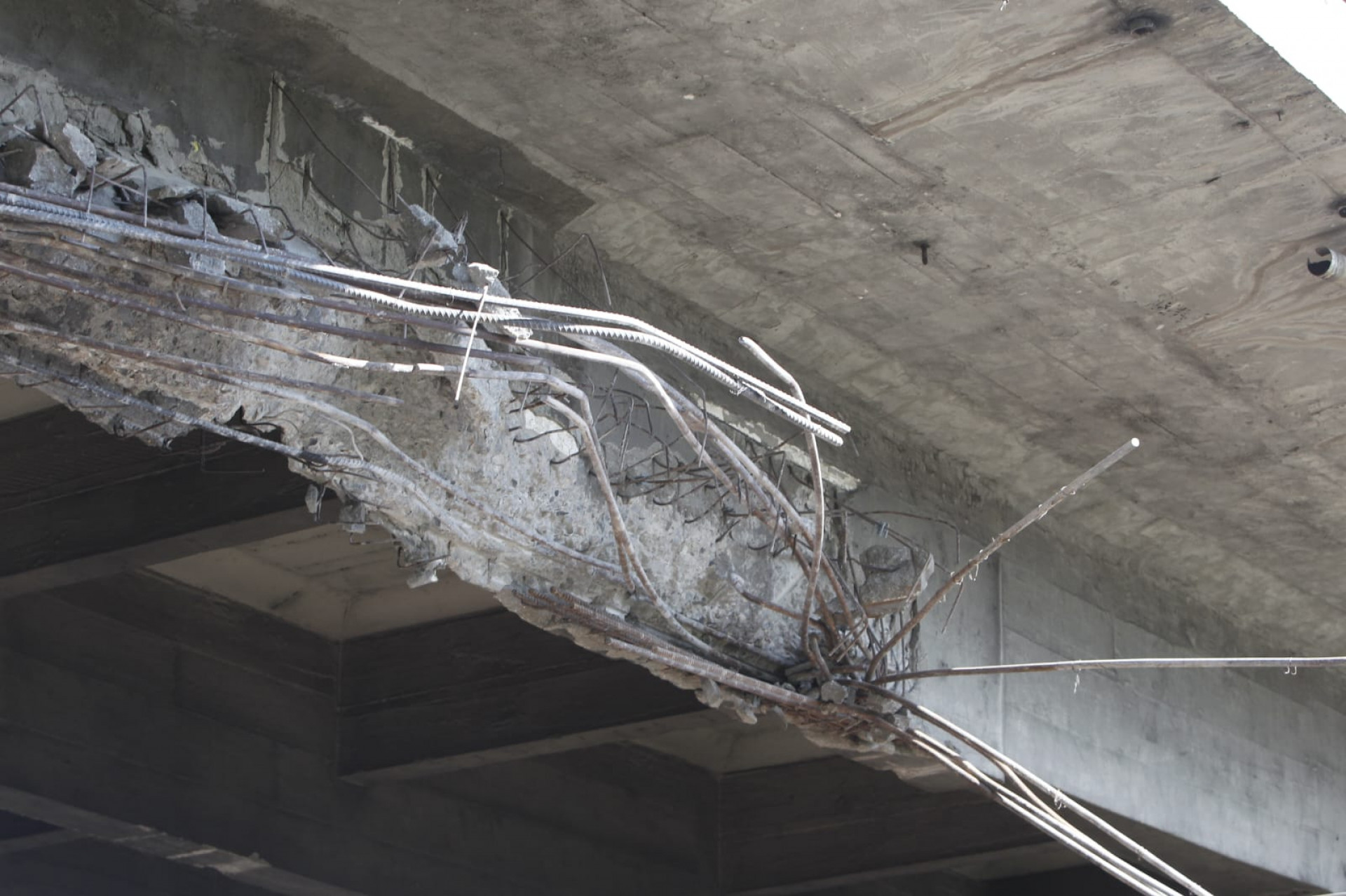 Viaduto na via Dutra ficou danificado após colisão de carreta - Reginaldo Pimenta/Agência O DIA