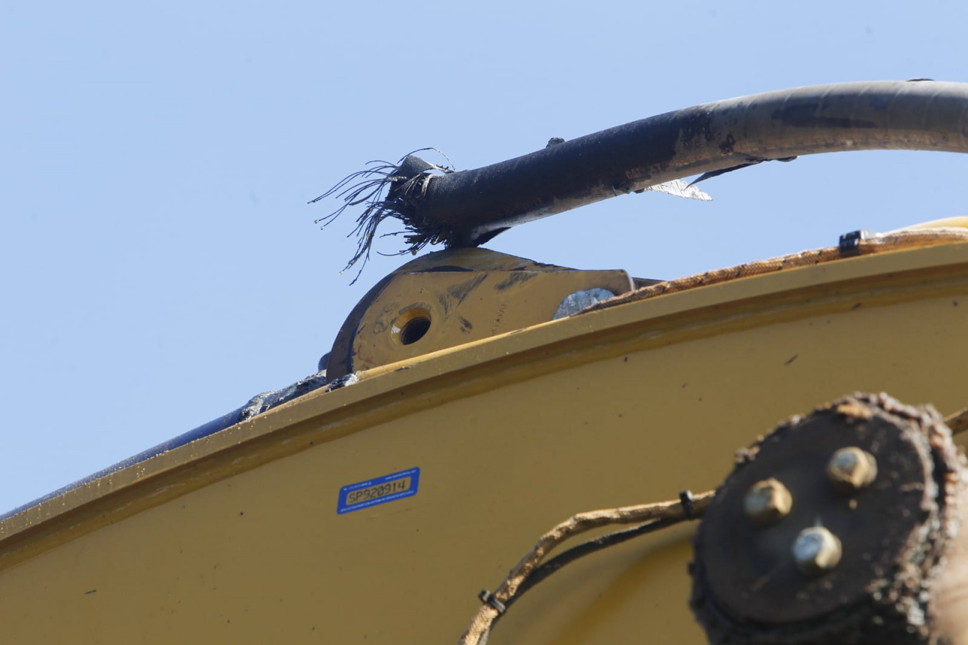 Carreta que colidiu no viaduto sobre a Via Dutra transportava escavadeira - Reginaldo Pimenta/Agência O DIA