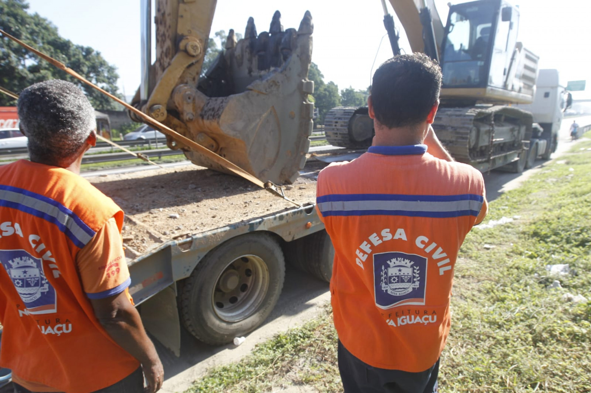 Técnicos da Defesa Civil estão no local após caminhão colidir em viaduto na via Dutra - Reginaldo Pimenta/Agência O DIA