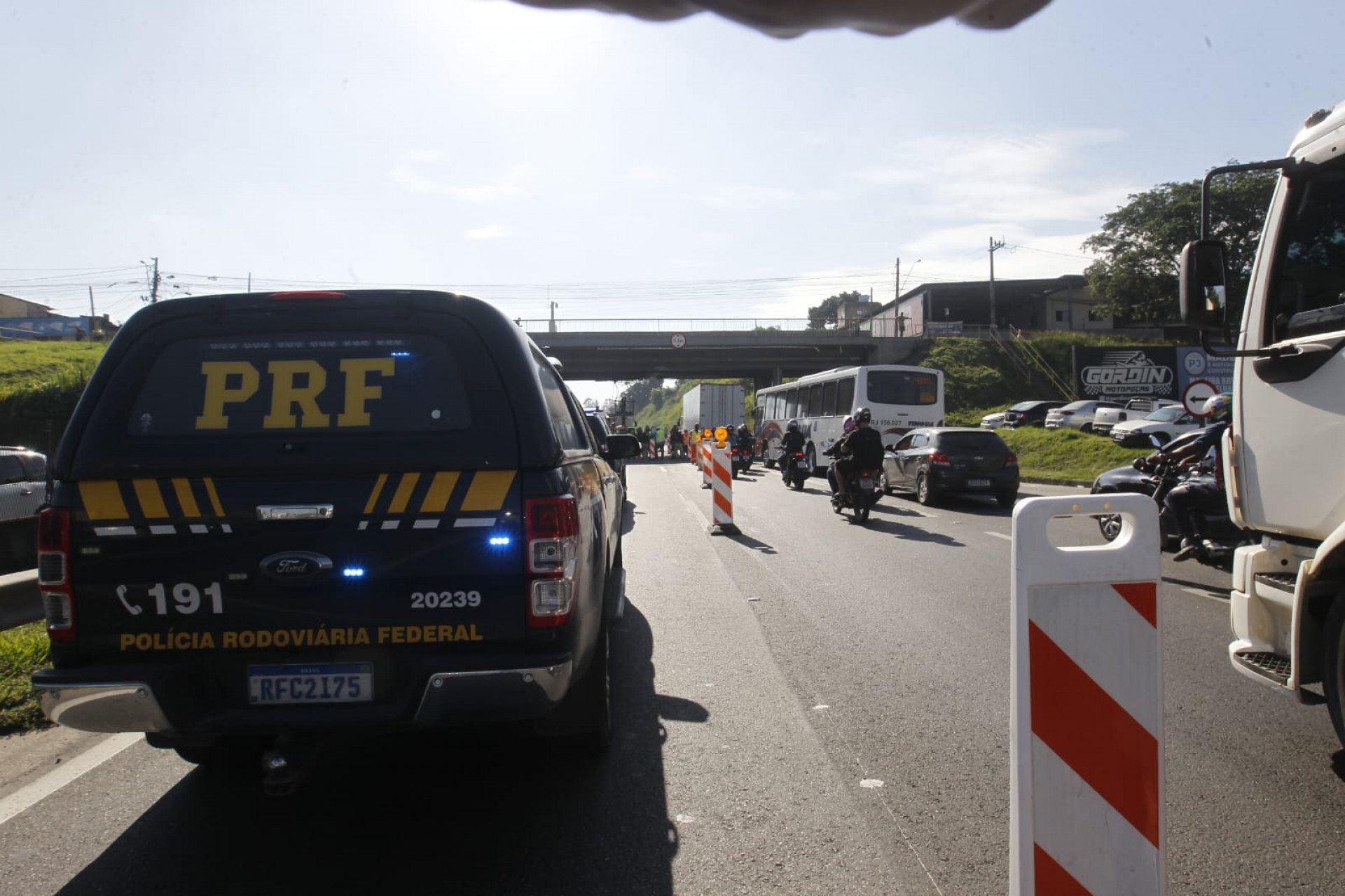 Equipes da PRF também estão no local do acidente - Reginaldo Pimenta/Agência O DIA