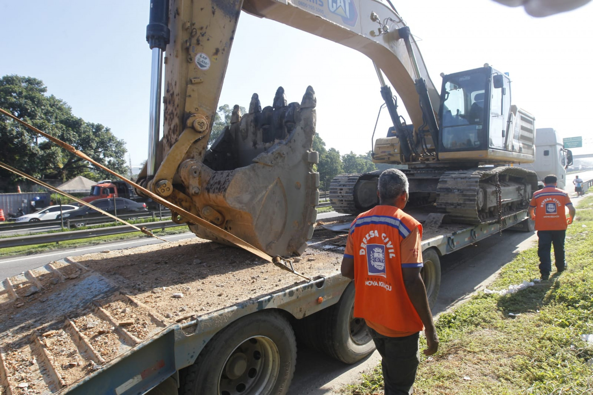 Técnicos da Defesa Civil estão no local após caminhão colidir em viaduto na via Dutra - Reginaldo Pimenta/Agência O DIA
