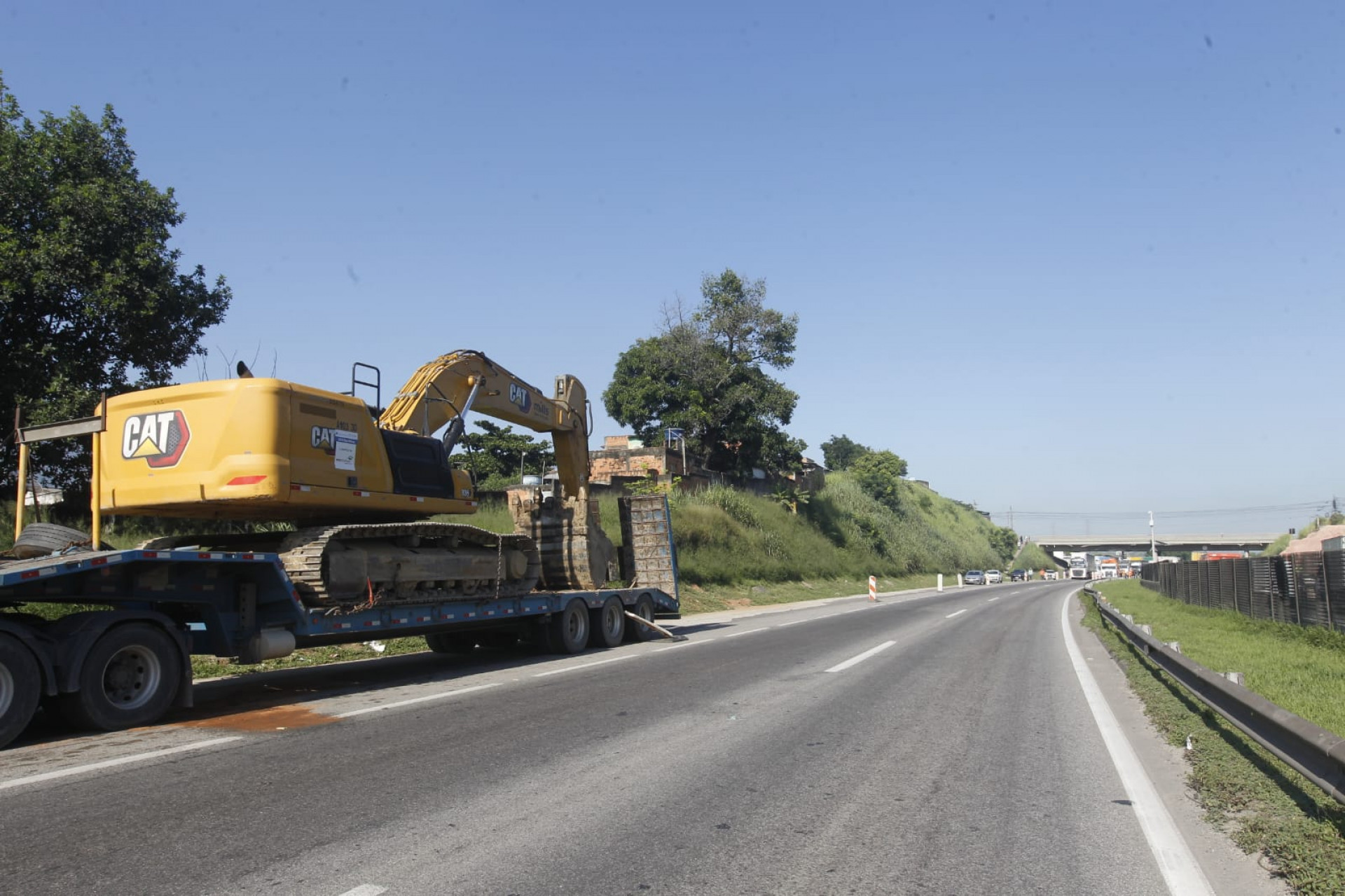 Carreta que colidiu no viaduto sobre a Via Dutra transportava escavadeira - Reginaldo Pimenta/Agência O DIA