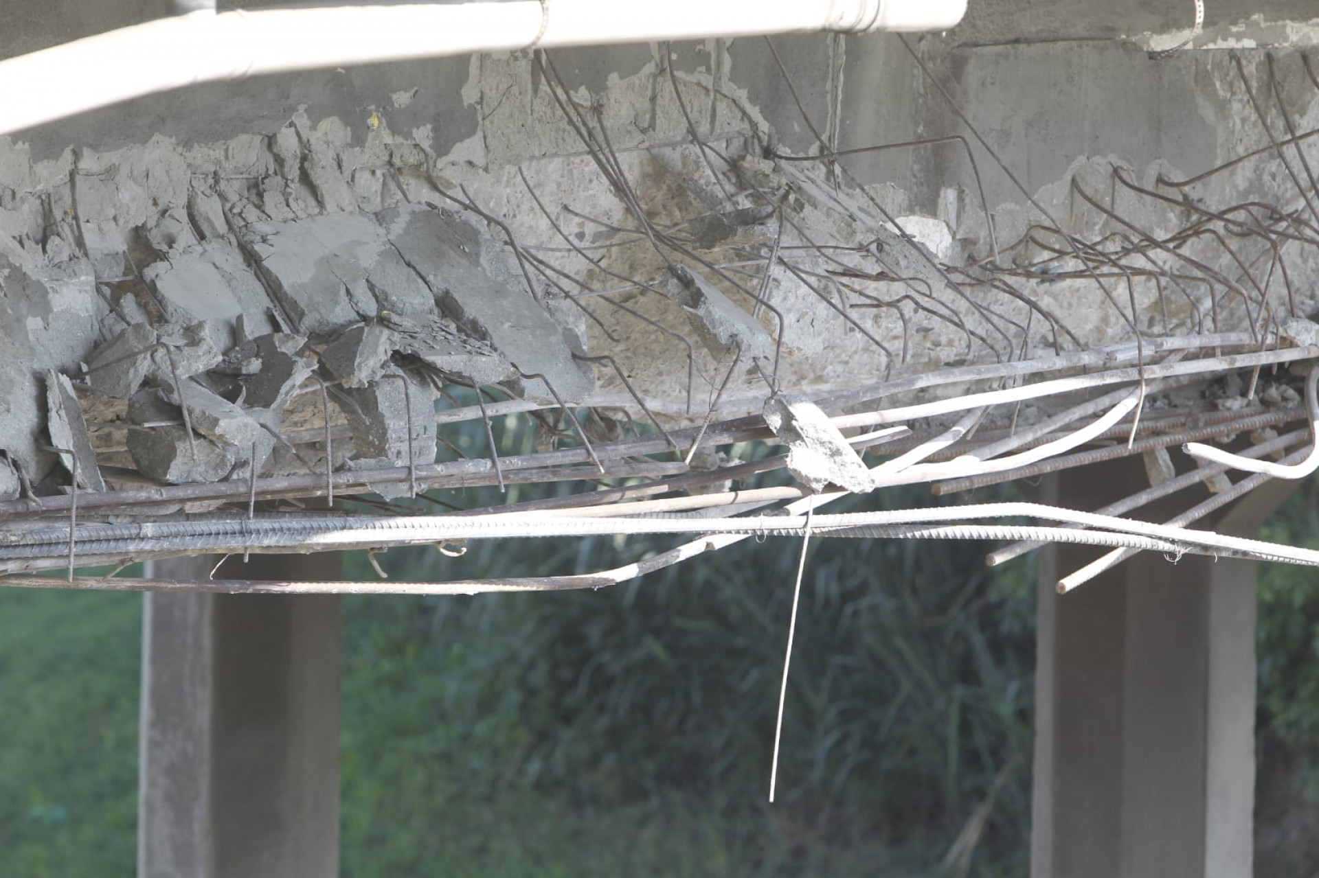 Viaduto na via Dutra ficou danificado após colisão de carreta - Reginaldo Pimenta/Agência O DIA