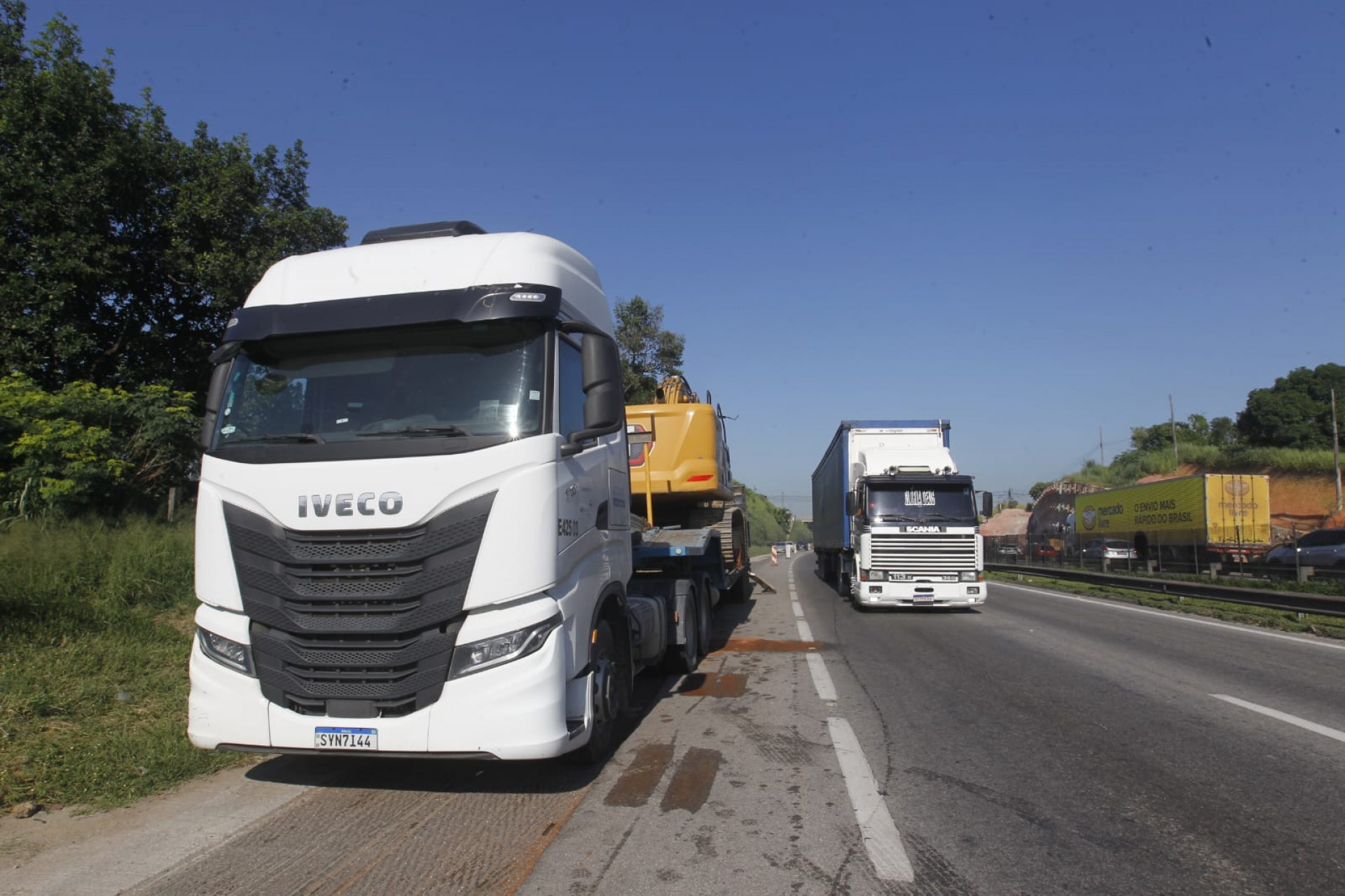 Carreta que colidiu no viaduto sobre a Via Dutra transportava escavadeira - Reginaldo Pimenta/Agência O DIA