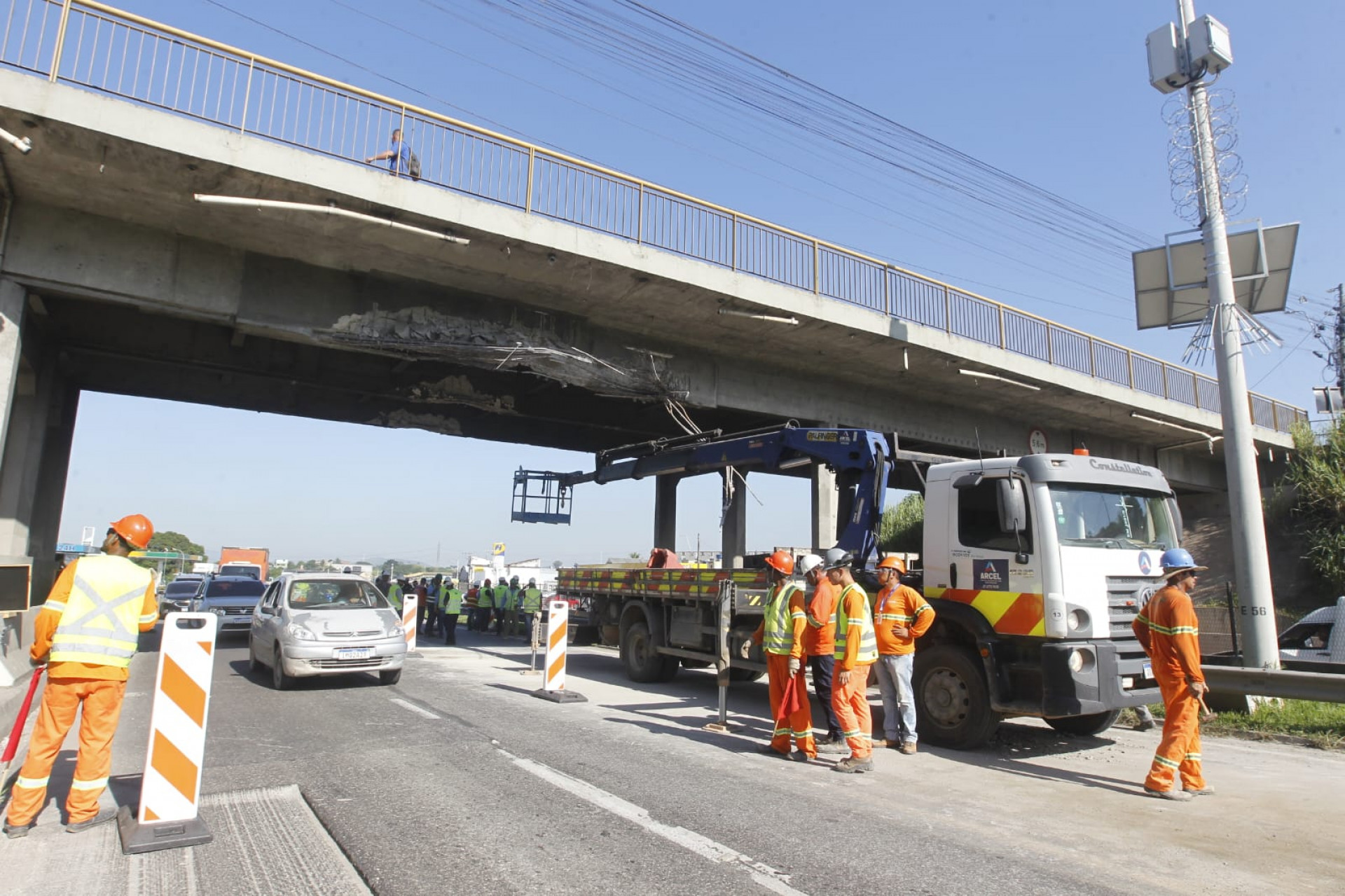 Via Dutra ficou parcialmente interditada após carreta colidir em viaduto - Reginaldo Pimenta/Agência O DIA