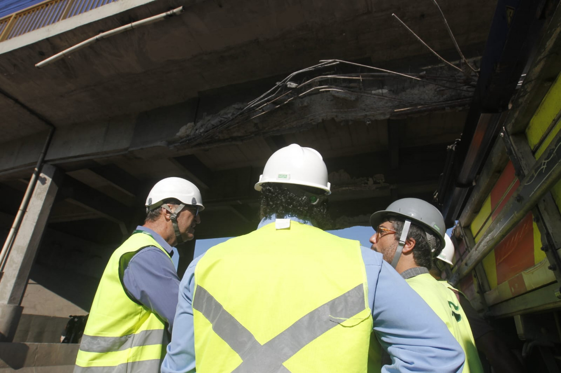 Técnicos da Ecovias realizam vistoria no local após caminhão colidir em viaduto - Reginaldo Pimenta/Agência O DIA