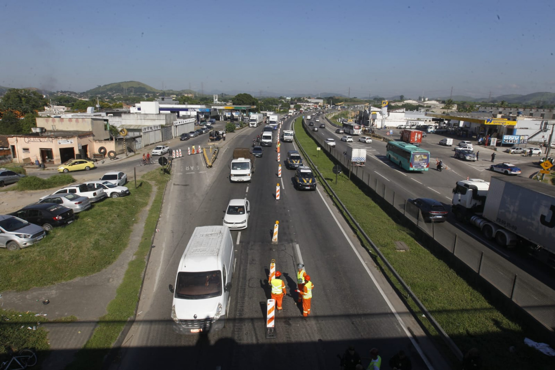 Via Dutra ficou parcialmente interditada após carreta colidir em viaduto - Reginaldo Pimenta/Agência O DIA