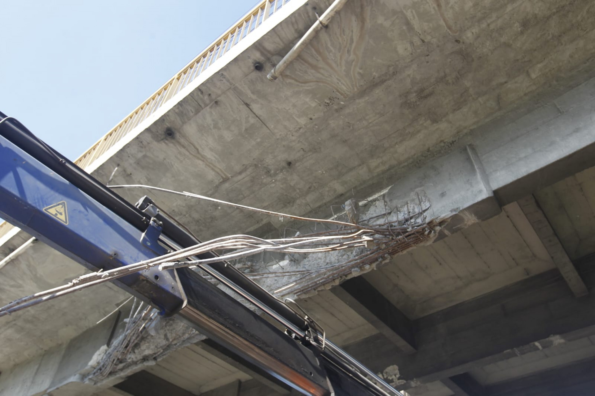Viaduto ficou danificado após colisão de carreta - Reginaldo Pimenta/Agência O DIA