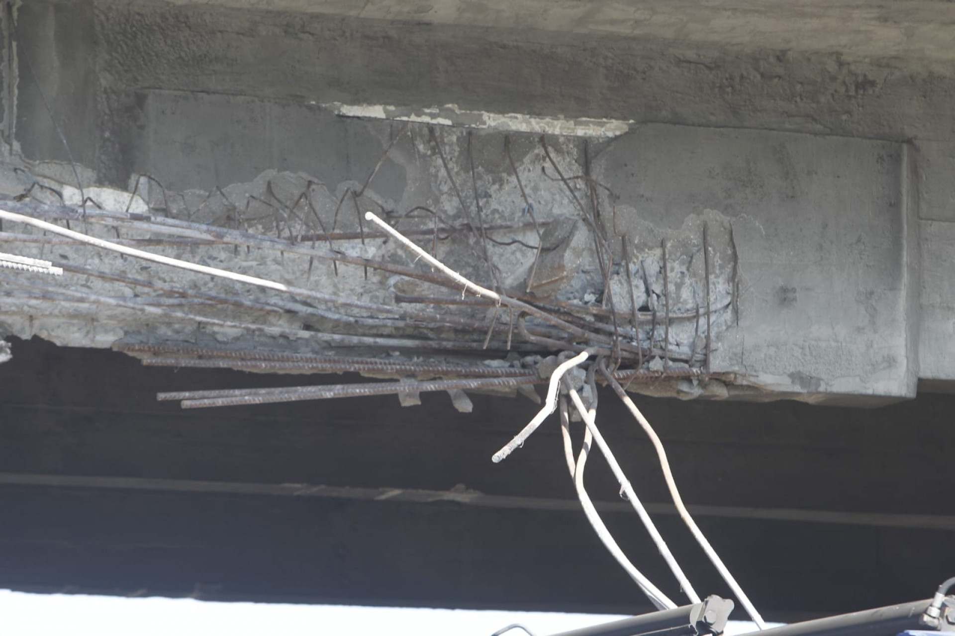 Viaduto ficou danificado após colisão de carreta - Reginaldo Pimenta/Agência O DIA