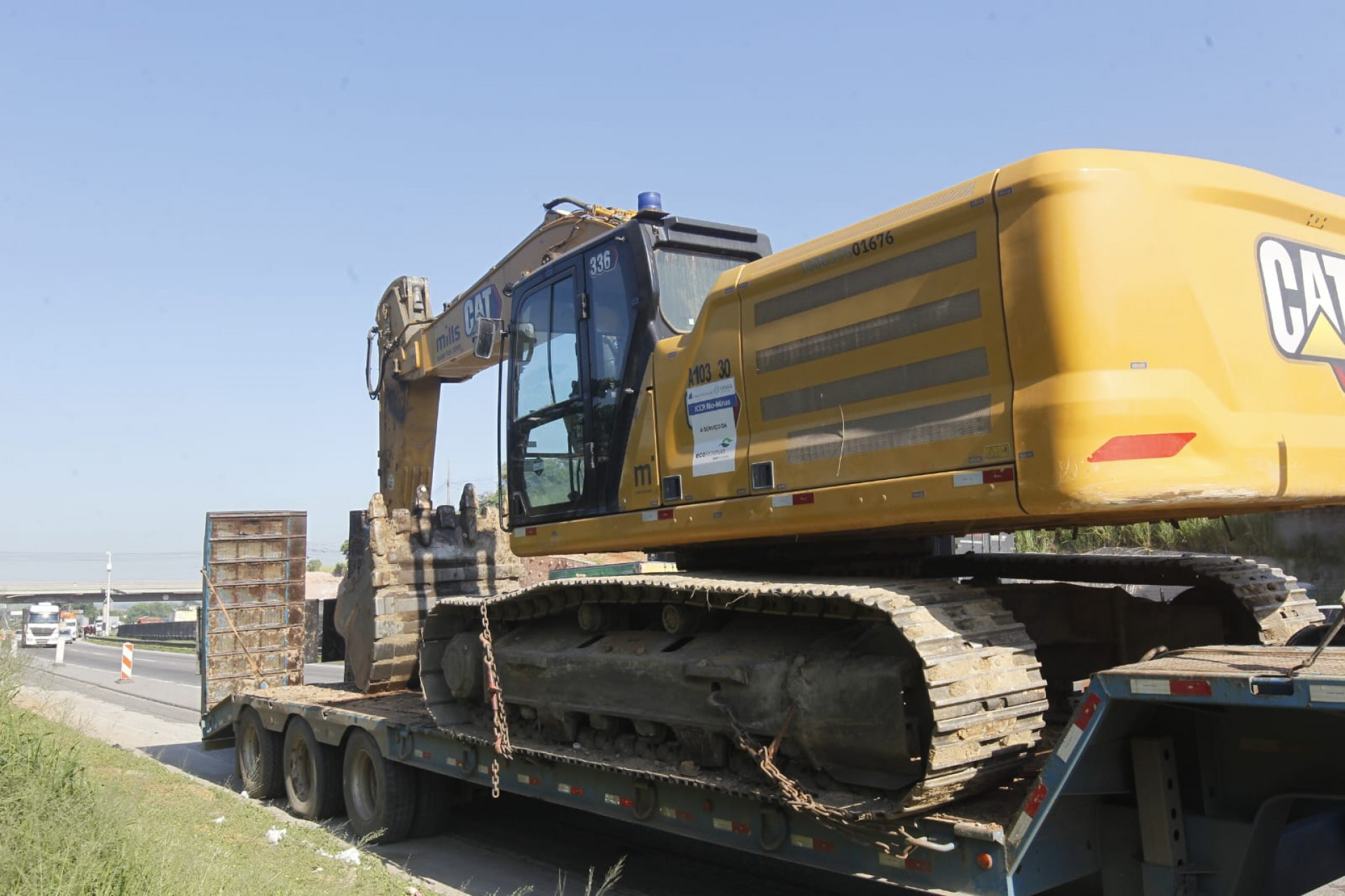 Carreta que colidiu no viaduto sobre a Via Dutra transportava escavadeira - Reginaldo Pimenta/Agência O DIA
