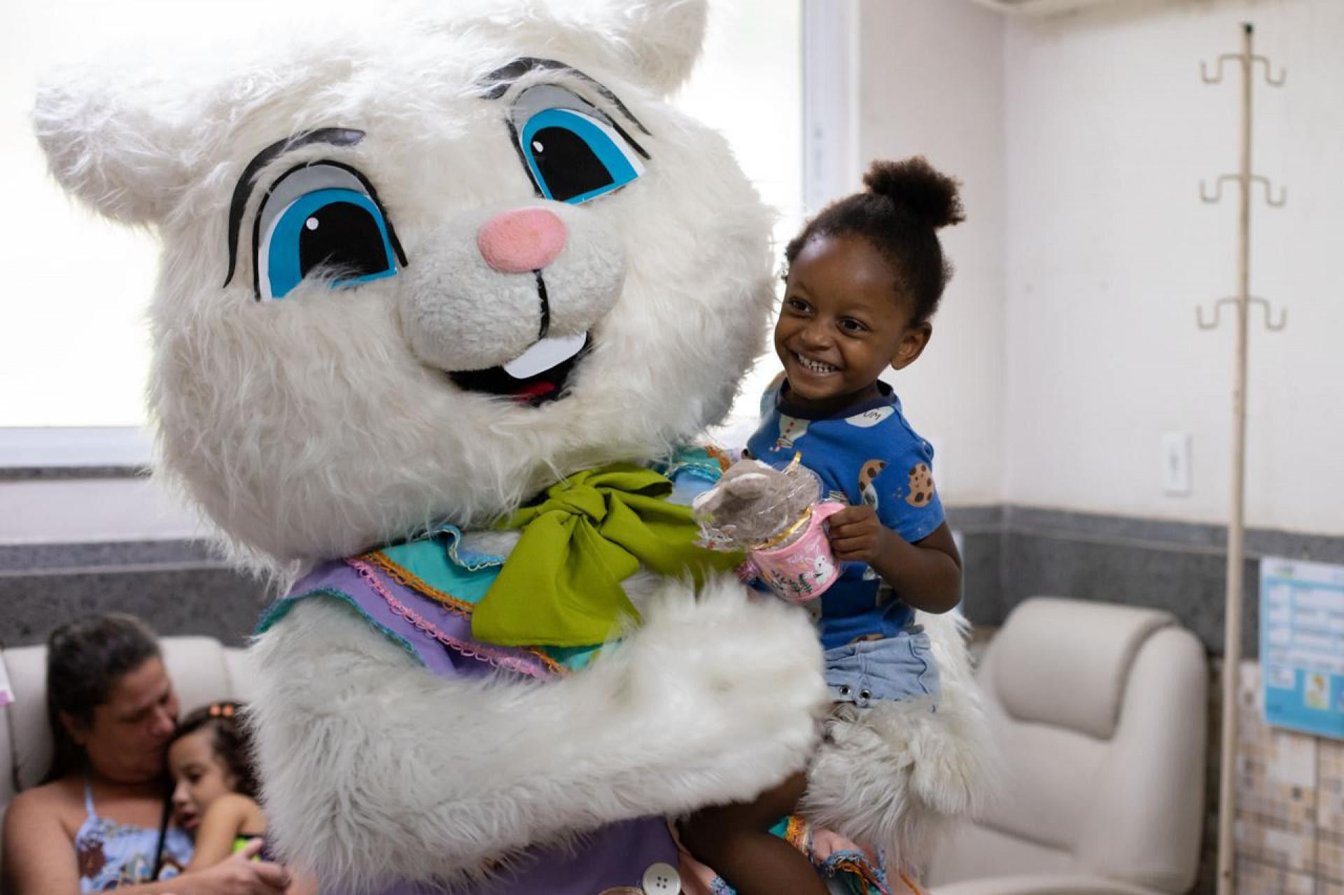 ‘Coelho da Páscoa’ leva alegria a crianças no Hospital do Retiro