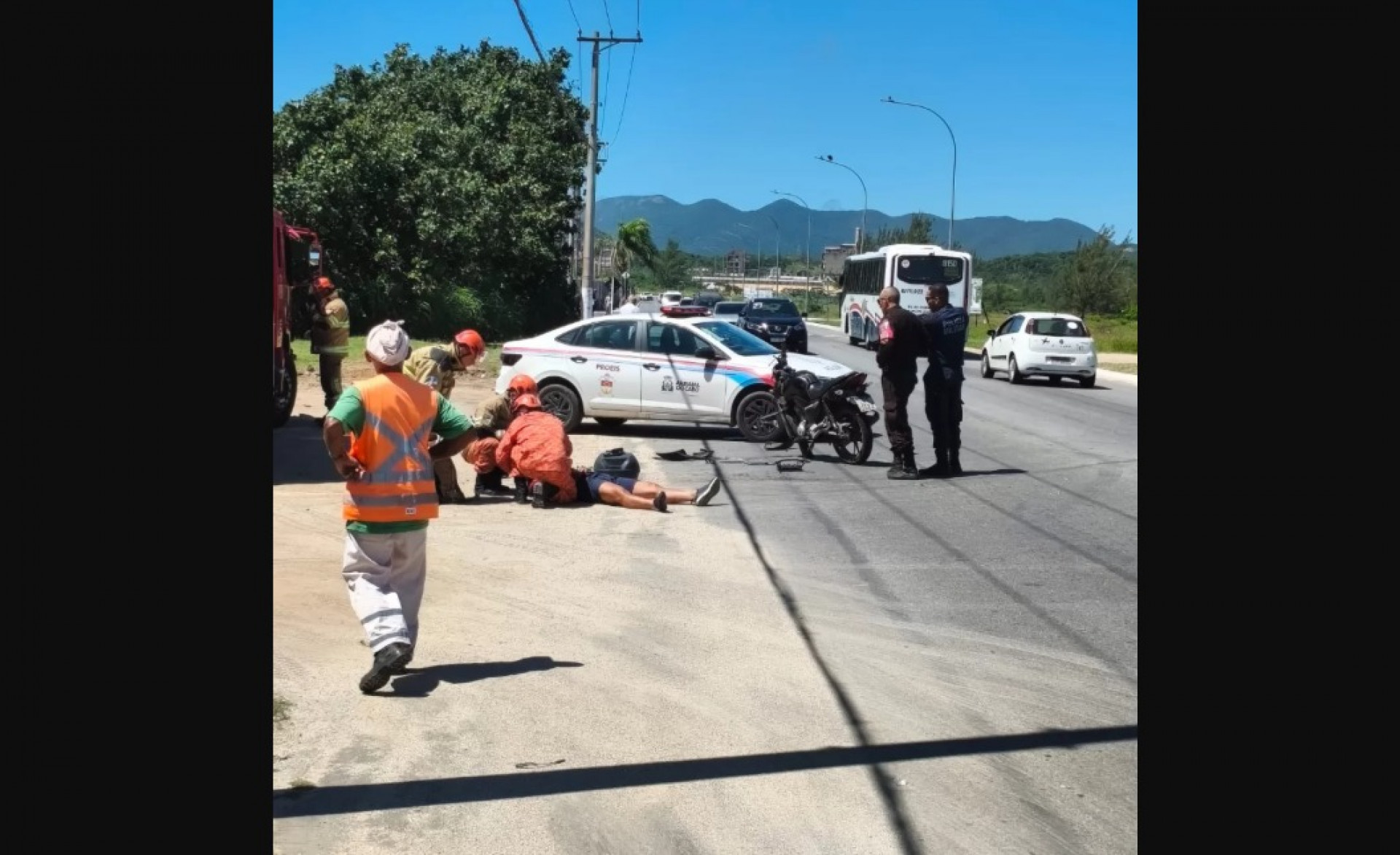 Acidente entre moto e carro deixa ferido na RJ-140, em Arraial do Cabo