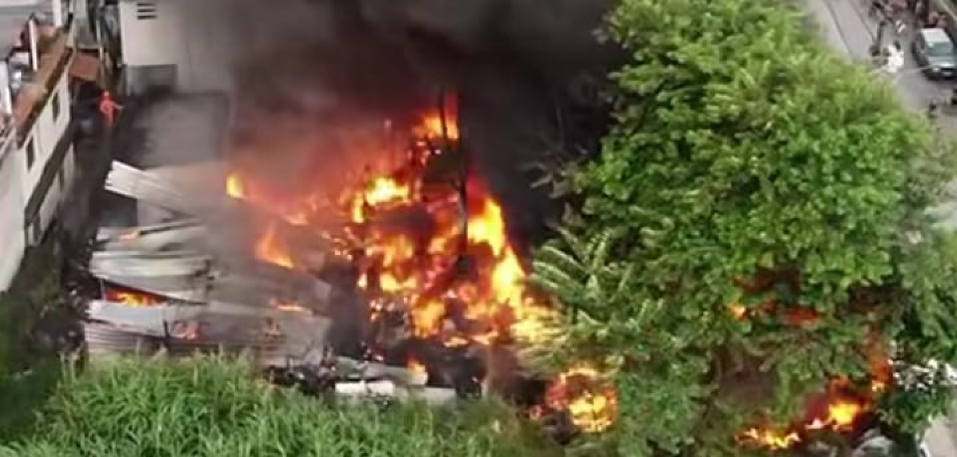 Depósito de reciclagem em Angra pega fogo e mobiliza Corpo de Bombeiros e voluntários