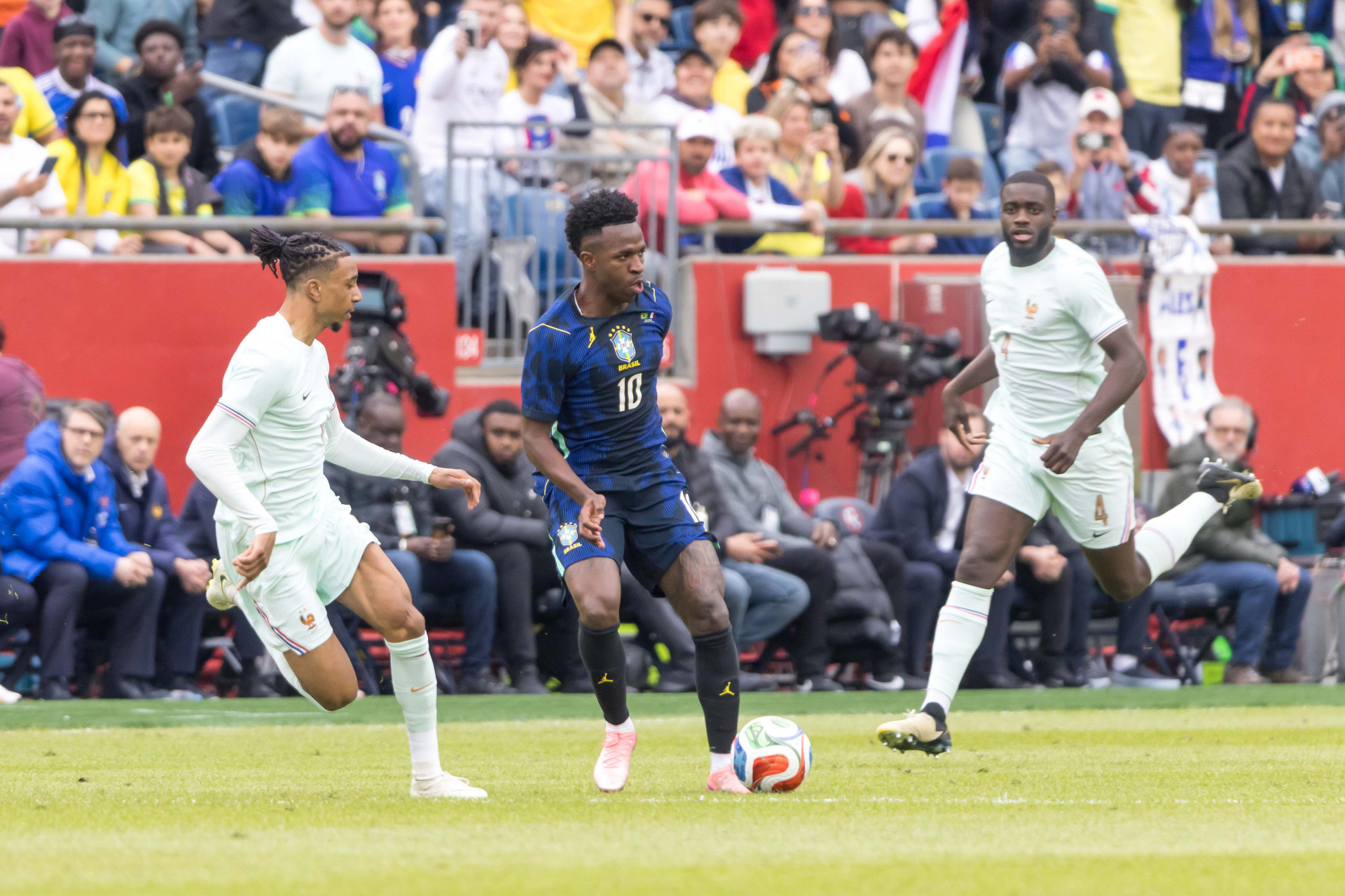 Jogadores do Brasil durante partida amistosa entre Brasil e França no Gillette Stadium na cidade de Foxborough (MA) nos Estados Unidos nesta quinta-feira (26). - William Volcov/Parceiro/Agência O Dia